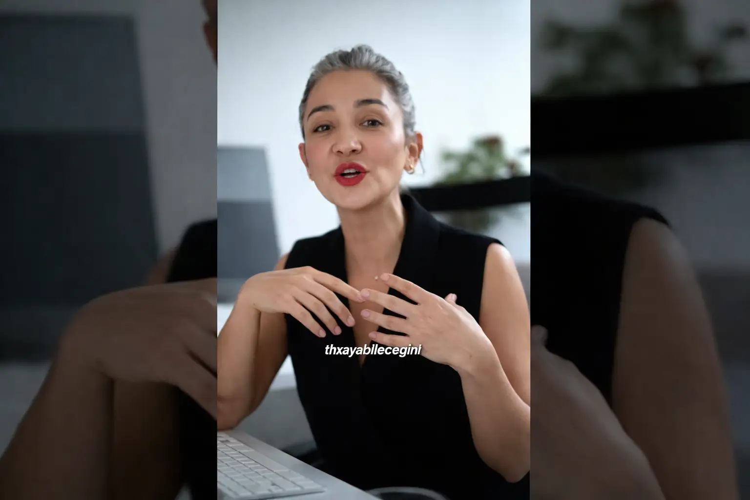 Kadın konuşuyor, ofis ortamı_2026