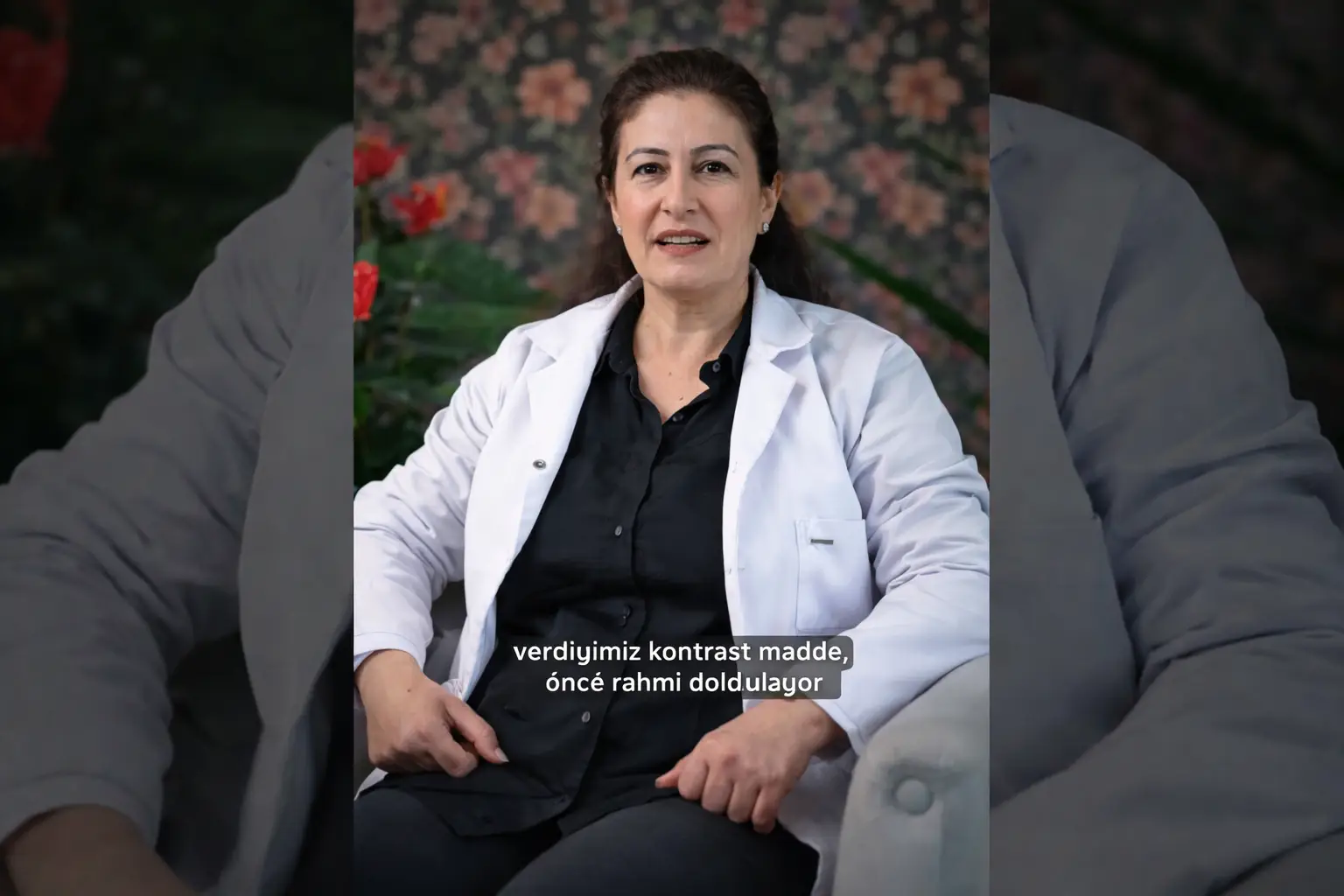 Kontrast madde hakkında bilgi veren kadın_2026