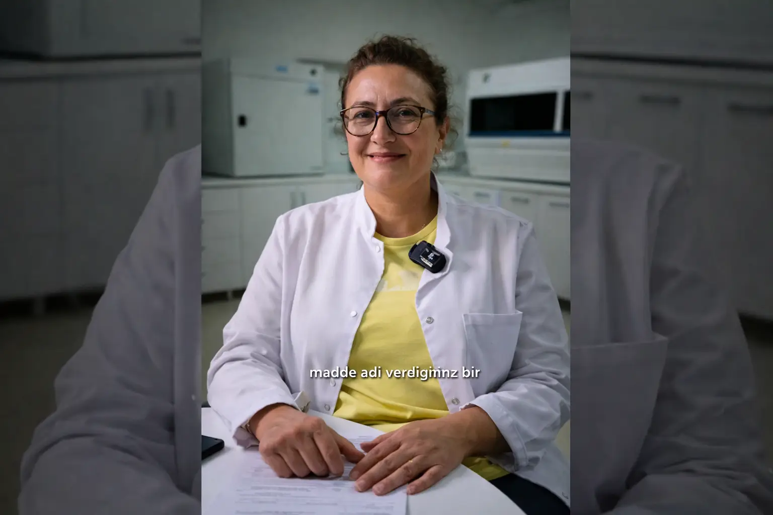 Laboratuvar ortamında gülümseyen kadın_2026